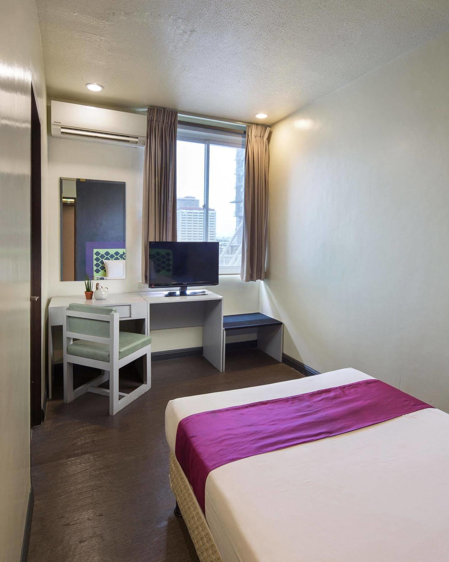 V Hotel Manila Exterior photo